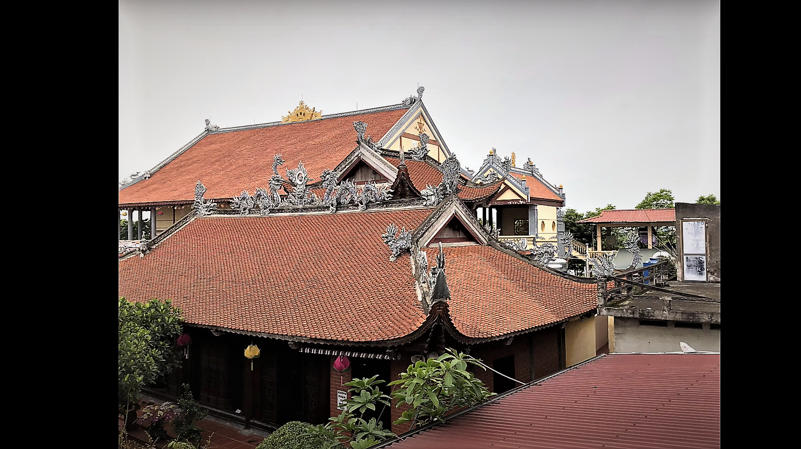 Chùa Cự Linh là một trung tâm Phật giáo lớn, thu hút đông đảo phật tử đến tham quan, chiêm bái.