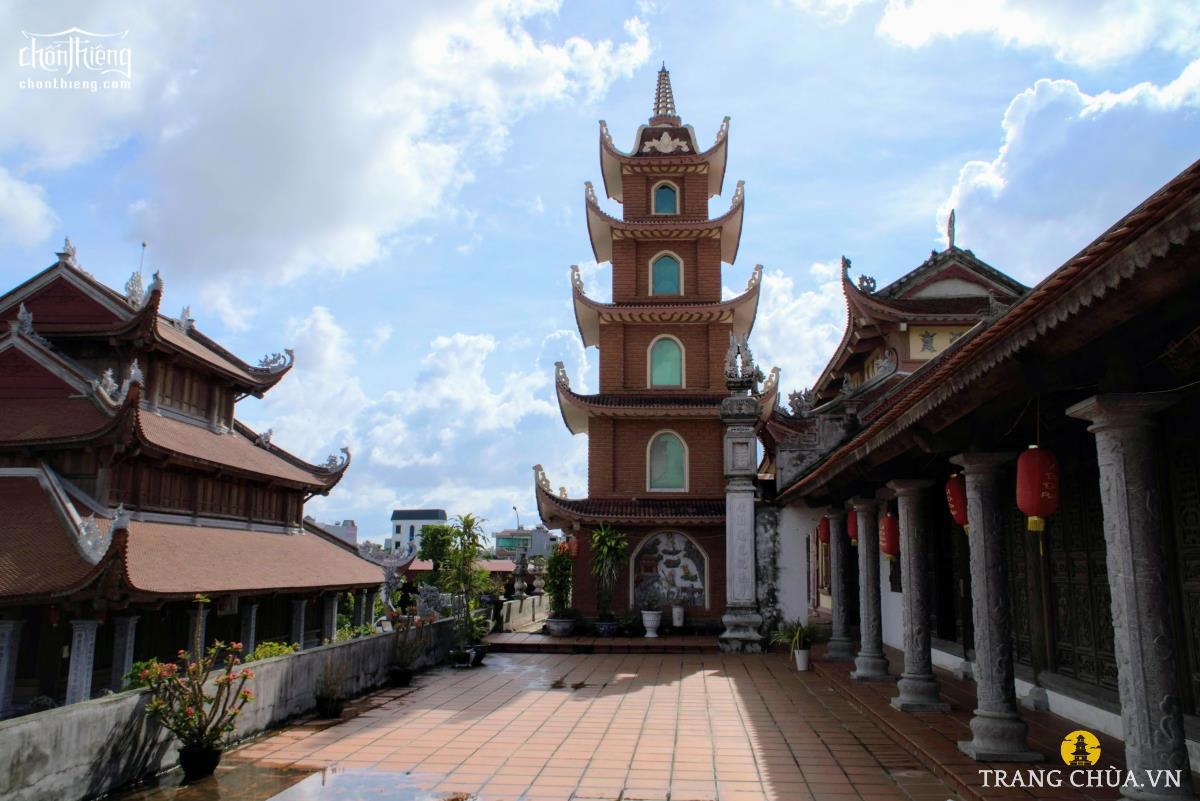 Chùa chính quay về hướng Nam, Tam quan mở ra hướng đường chính. Sau tam quan là Thích Ca điện hai tầng tám mái