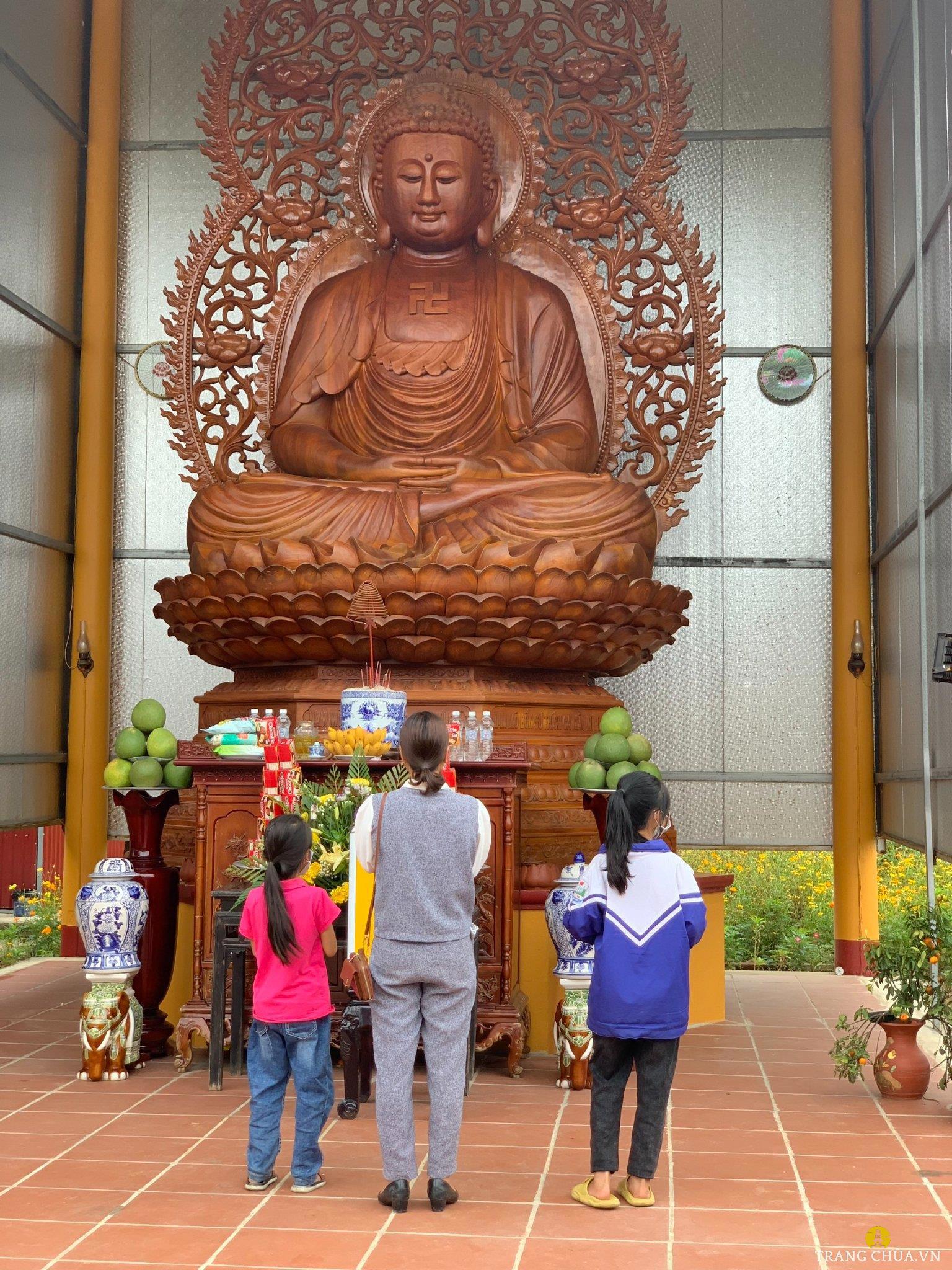 Chùa Đống Cao nằm ở phía đông bắc làng Yên Khoái, xã Nga Yên, huyện Nga Sơn, tỉnh Thanh Hóa.