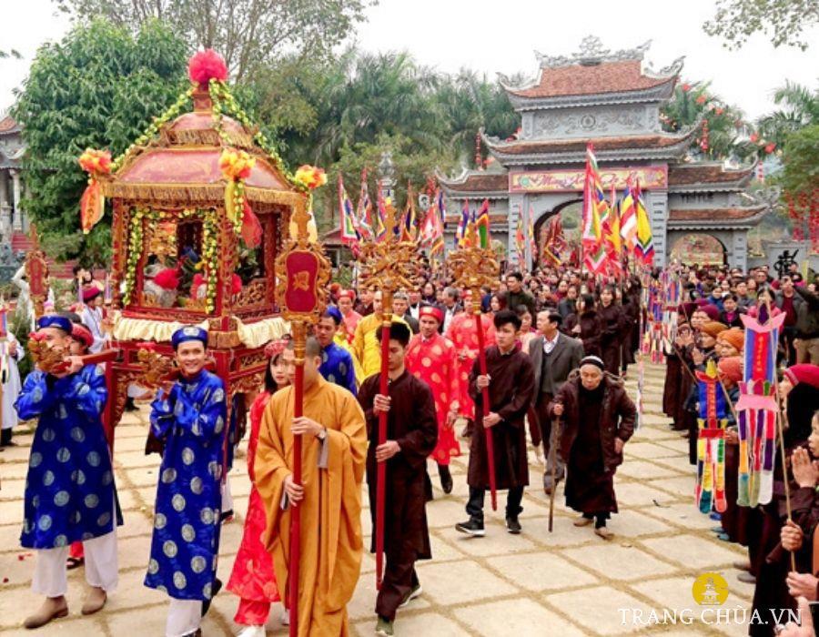 Bên trong chùa Hương Nghiêm, du khách sẽ được chiêm ngưỡng những pho tượng Phật uy nghiêm và linh thiêng.