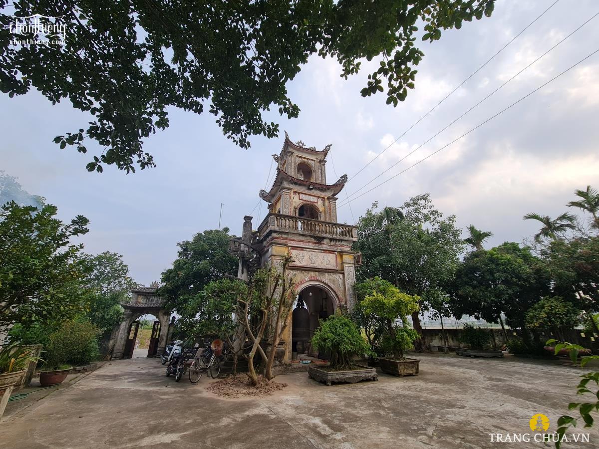 Chùa Linh Quang tọa lạc tại thôn Lịch Đông, xã Liêm Hải, huyện Trực Ninh, tỉnh Nam Định.