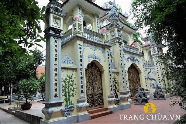 Bên trong chánh điện, điểm nhấn nổi bật là bộ ba pho tượng Tam Thế với dáng vẻ phúc hậu, bề thế.