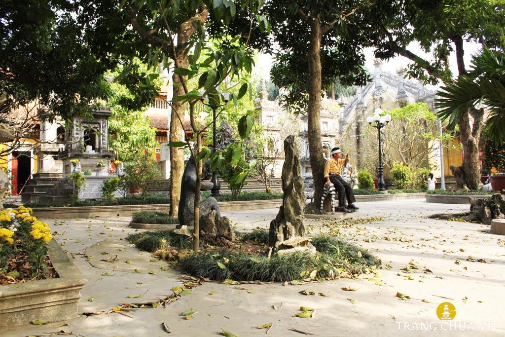 Ngoài ra, chùa còn có chuông đồng, bia đá là những hiện vật tân tạo có giá trị lịch sử và văn hóa.