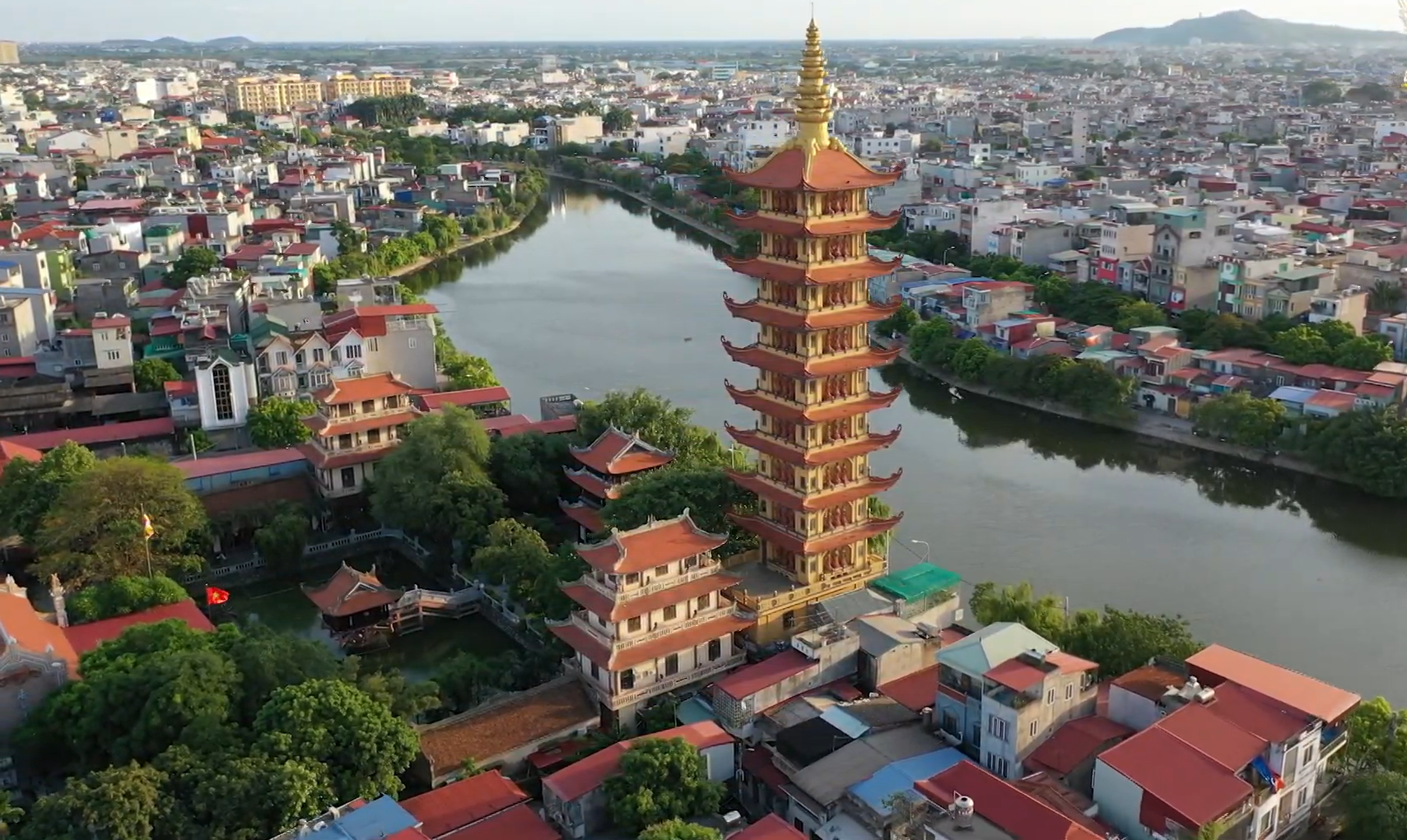 Ngoài ra, chùa còn có chuông đồng, bia đá là những hiện vật tân tạo có giá trị lịch sử và văn hóa.