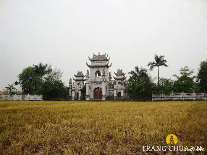 Bên trong chùa Phổ Quang, du khách sẽ cảm nhận được một không gian thanh tịnh và trang nghiêm.