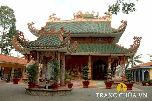 Kiến trúc chùa Thái Sơn mang đậm nét truyền thống Việt Nam với mái ngói đỏ tươi, tường gạch nung ấm áp.