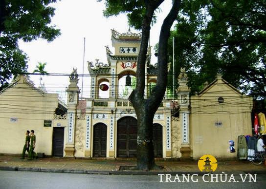 Chùa Thiền Quang nằm trong cụm di tích gồm 3 ngôi chùa: Thiền Quang, Quang Hoa và Pháp Hoa, tọa lạc trên bán đảo nhỏ ở phía Tây hồ Thiền Quang.