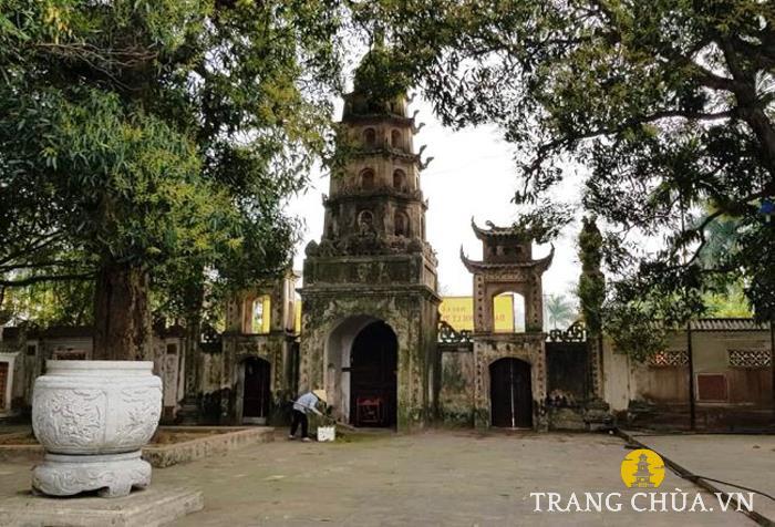 Ngoài ra, chùa còn có nhà Tổ, nhà khách và các công trình phụ trợ khác, tất cả đều được bố trí hài hòa trong khuôn viên rộng rãi, thoáng mát.