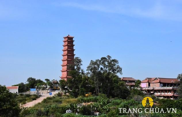 Lễ hội Đền Đồ Sơn: Lễ hội này diễn ra vào ngày 9 tháng 4 âm lịch hàng năm, tưởng nhớ công lao của các vị thần đã có công bảo vệ đất nước và phù hộ cho ngư dân đi biển.