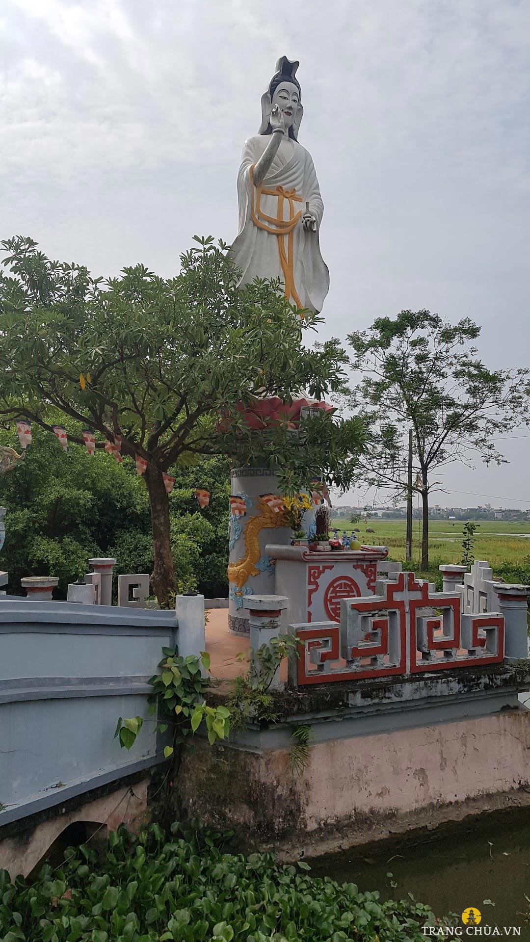 Ngoài kiến trúc độc đáo, chùa Ứng Linh còn lưu giữ nhiều hiện vật quý giá, mang đậm dấu ấn lịch sử và giá trị văn hóa.