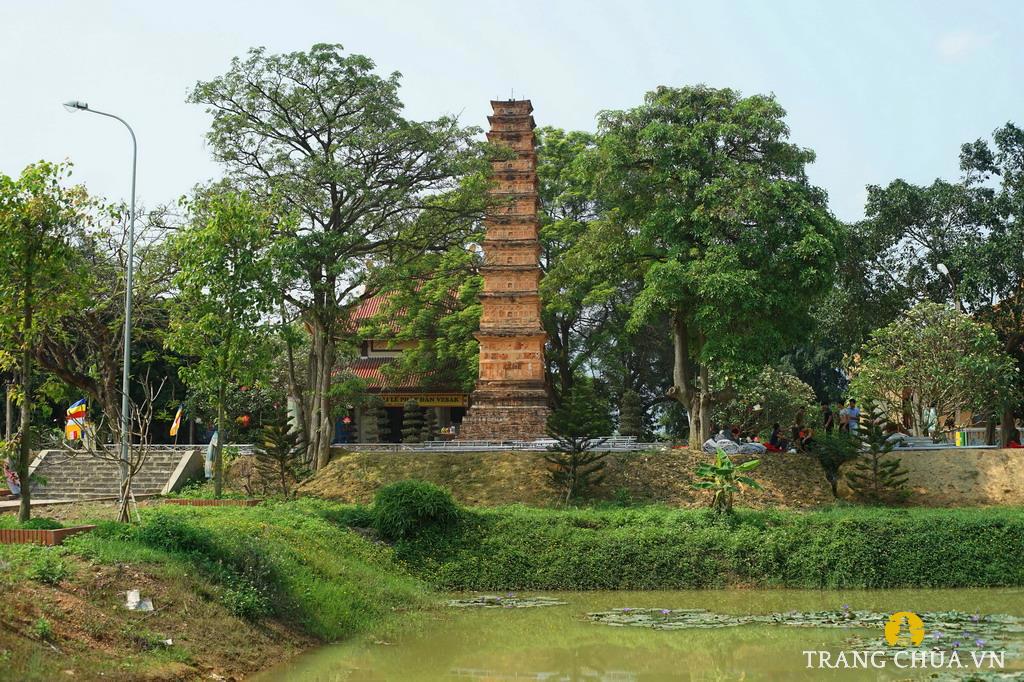 Chùa Vĩnh Khánh được xây dựng từ thời Lý, nhưng đã bị quân Minh tàn phá vào đầu thế kỷ XV.