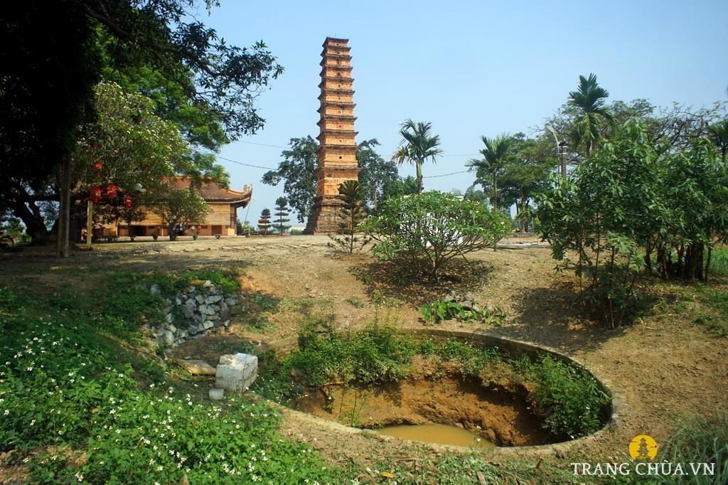 Trong lễ hội, người dân địa phương sẽ tổ chức các nghi lễ cúng tế, rước kiệu, hát chầu văn và các trò chơi dân gian.