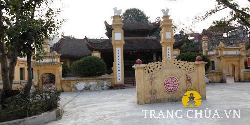 Bên trong đình là một quần thể kiến trúc độc đáo với phương đình chồng diêm hai tầng tám mái, sân tả, hữu mạc, tòa đại bái rộng năm gian hai dĩ, hậu cung ba gian.